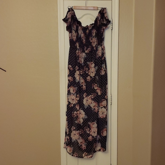 Black floral off the shoulder maxi - Picture 4 of 8